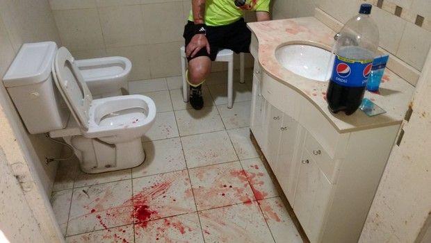 Εικόνες σοκ στην Αργεντινή, σε αγώνα για την άνοδο στην 3η κατηγορία, με φιλάθλους να ξυλοκοπούν ανελέητα διαιτητές μετά από την ήττα της ομάδας τους (video).
