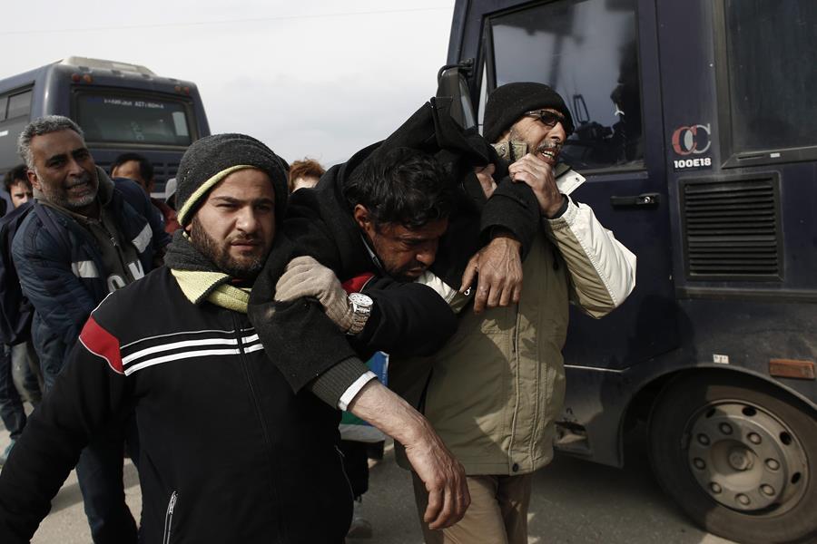 Migrants stuck at Greek-Macedonian border