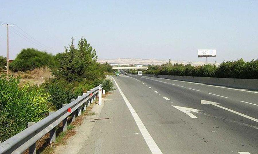 Φορτηγό ακινητοποιήθηκε στον αυτοκινητόδρομο-Έκλεισαν η μία λωρίδα κυκλοφορίας και ασφαλείας