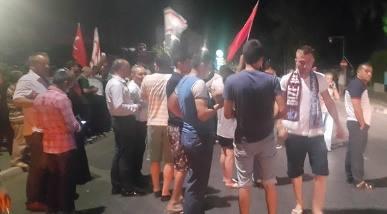 Επίσης όπως μεταδίδεται Ελληνοκύπριοι που βρισκόντουσαν στα κατεχόμενα επιστρέφουν στις ελεύθερες περιοχές μετά τις φήμες για κλείσιμο των οδοφραγμάτων. 


