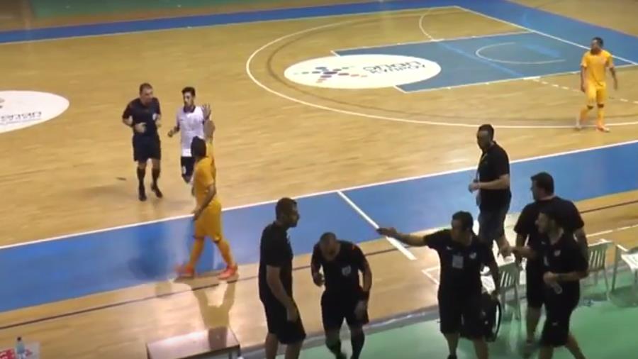 Δείτε βίντεο με την στιγμή που διακόπηκε ο αγώνας του Σούπερ Καπ, ο οποίος σημαδεύτηκε με θλιβερά επεισόδια εντός και εκτός του σταδίου «Τάσσος-Παπαδόπουλος-Ελευθερία». 
