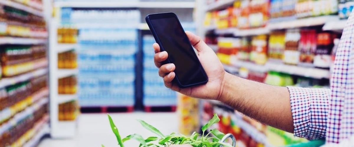 b_e_kalathi_shopper_with_phone