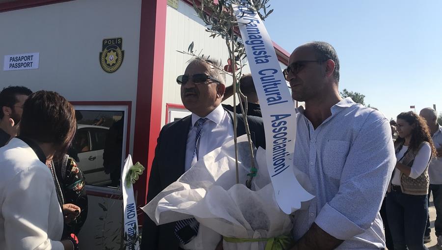 Ο ΔΗΜΑΡΧΟΣ ΔΕΡΥΝΕΙΑΣ ΠΑΡΑΛΑΜΒΑΝΕΙ ΕΛΙΑ ΑΠΟ ΤΟΥΡΚΟΚΥΠΡΙΟΥΣ