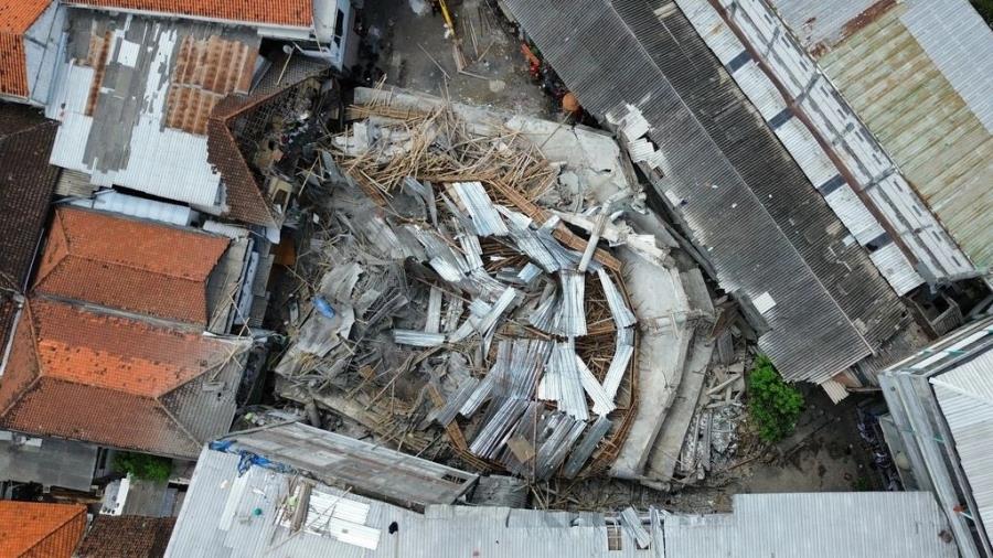 Τουλάχιστον 91 εγκλωβισμένοι κάτω από τα ερείπια του ισλαμικού οικοτροφείου στην Ινδονησία (pics)
