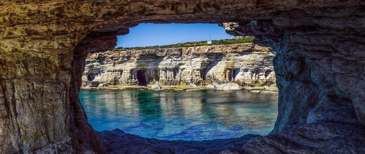 Στο νοσοκομείο ένα πρόσωπο μετά από πτώση στις θαλασσινές σπηλιές Αγίας Νάπας Στο νοσοκομείο ένα πρόσωπο μετά από πτώση στις θαλασσινές σπηλιές Αγίας Νάπας
