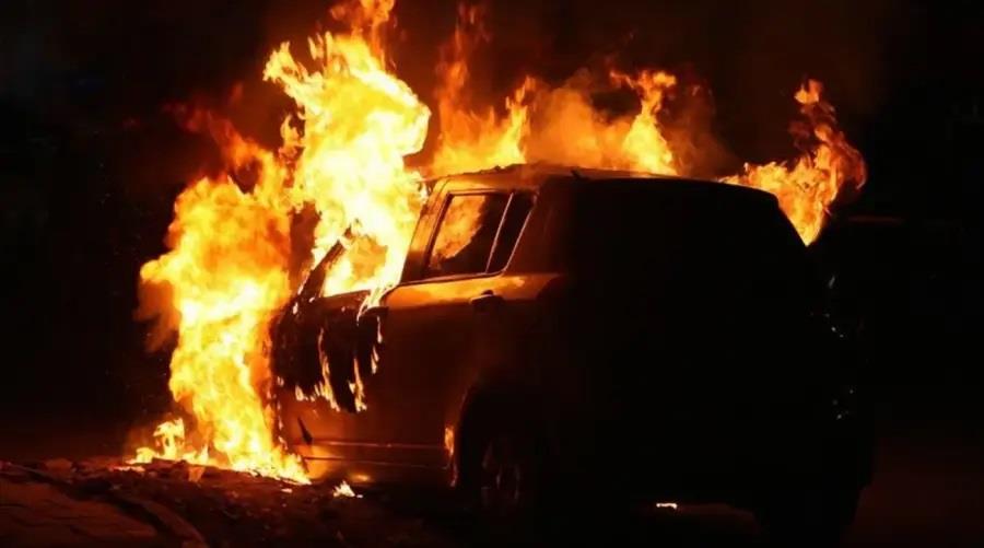 Παρανάλωμα του πυρός όχημα 61χρονης έξω από την οικία της στον Άγιο Αθανάσιο Παρανάλωμα του πυρός όχημα 61χρονης έξω από την οικία της στον Άγιο Αθανάσιο