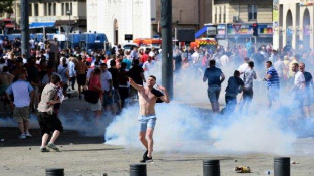 Σοκάρει το νέο video από τη Μασσαλία που δείχνει τις μάχες δίχως... έλεος ανάμεσα σε Ρώσους και Αγγλους οπαδούς. 