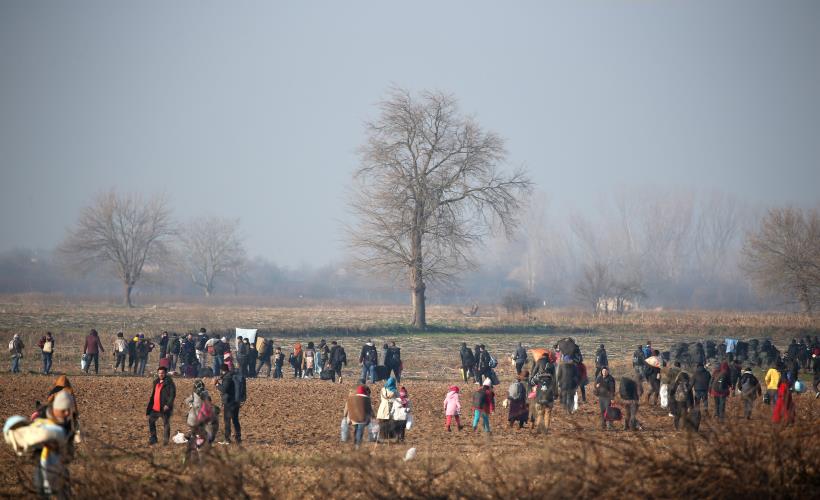 Refugees and migrants gather at Turkish-Greek land border to try to enter Europe