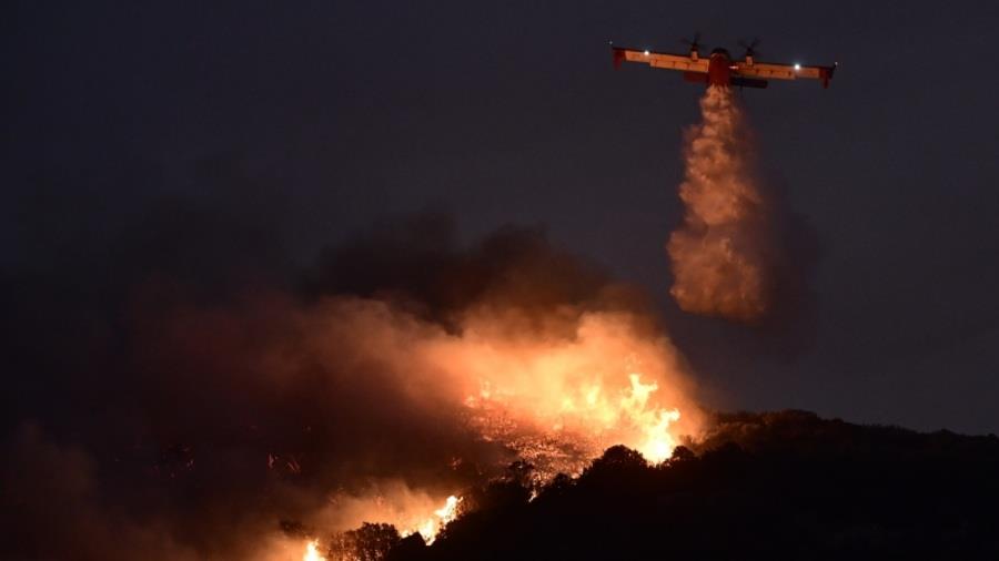 Η ηρωική πτήση πιλότου Canadair που έκανε νυχτερινή ρίψη νερού στην Κερατέα Η ηρωική πτήση πιλότου Canadair που έκανε νυχτερινή ρίψη νερού στην Κερατέα