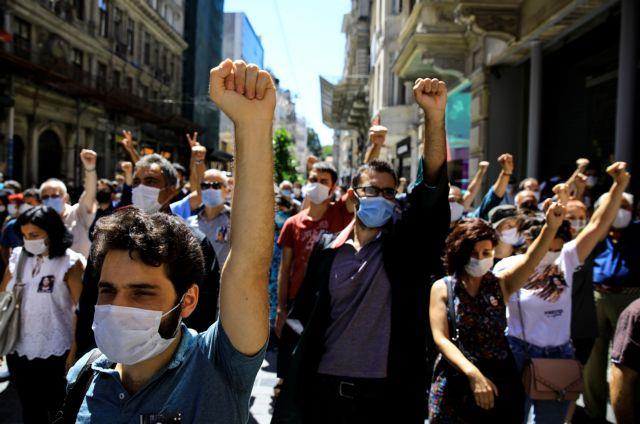 Lawyers shout slogans in Istanbul