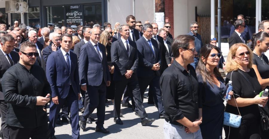 Θλίψη στην κηδεία του Απόστολου Βεσυρόπουλου-«Ψηλέ, θα μας λείψεις…» (vid&pics)