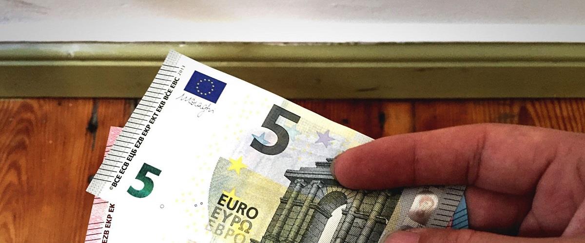 4269716349914736 euroi
