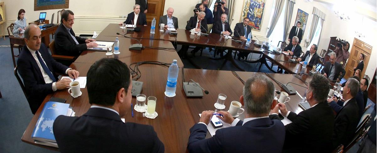 Σύσκεψη με τους αρχηγούς