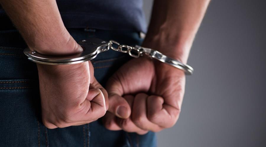 Μπούκαρε σε οικία και έκλεψε δύο όπλα-Συνελήφθη 21χρονος Μπούκαρε σε οικία και έκλεψε δύο όπλα-Συνελήφθη 21χρονος