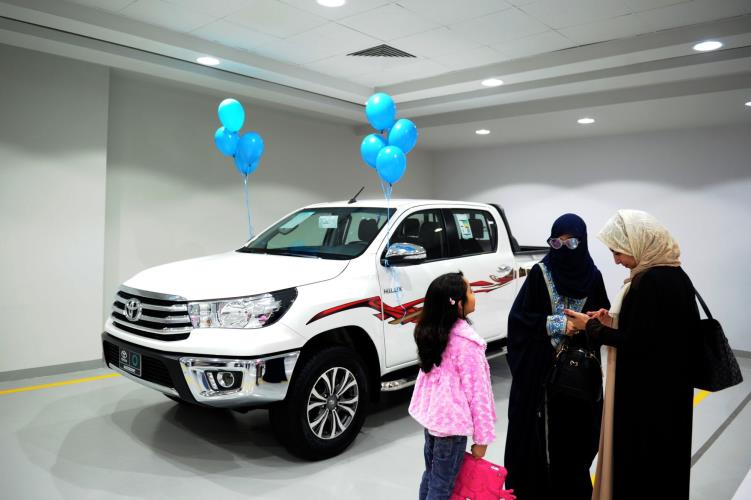 Saudi women tour a car showroom for women on January 11, 2018, in the Saudi Red Sea port city of Jeddah. / AFP PHOTO / Amer HILABI