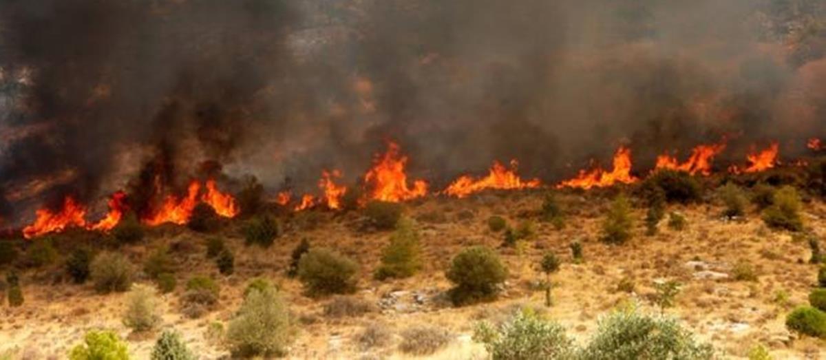Πυρκαγιά κοντά σε κατοικίες στην επαρχία της Πάφου-Στη μάχη δύο εναέρια μέσα