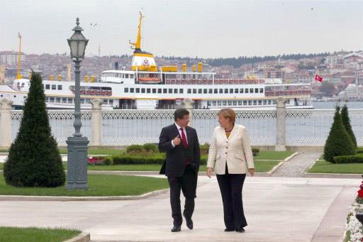 Turkish PM Davutoglu with German Chancellor Merkel in Istanbul