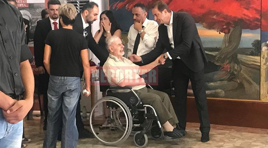 ΚΛΑΙΕΙ 