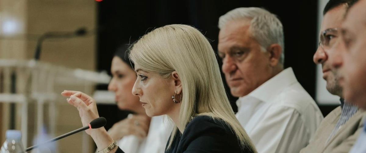 Το ενδεχόμενο εσωκομματικών καλπών στον ΔΗΣΥ και οι αγκαλιές ανάμεσα στις πληγές Το ενδεχόμενο εσωκομματικών καλπών στον ΔΗΣΥ και οι αγκαλιές ανάμεσα στις πληγές