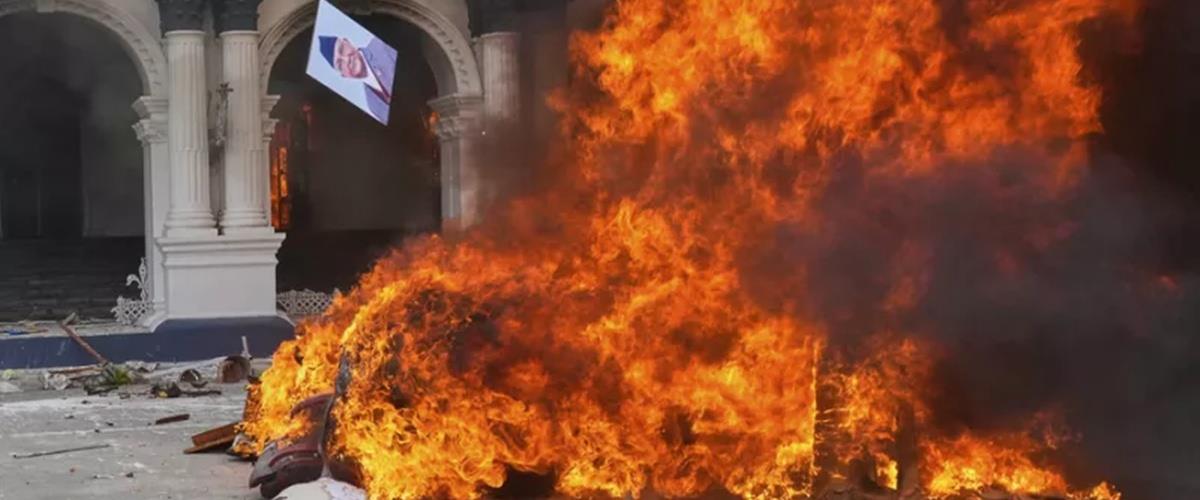 Συνεχίζεται το χάος στο Νεπάλ-Διαδηλωτές ξυλοκόπησαν άγρια και έσερναν γυμνό τον Αντιπρόεδρο της χώρας Συνεχίζεται το χάος στο Νεπάλ-Διαδηλωτές ξυλοκόπησαν άγρια και έσερναν γυμνό τον Αντιπρόεδρο της χώρας