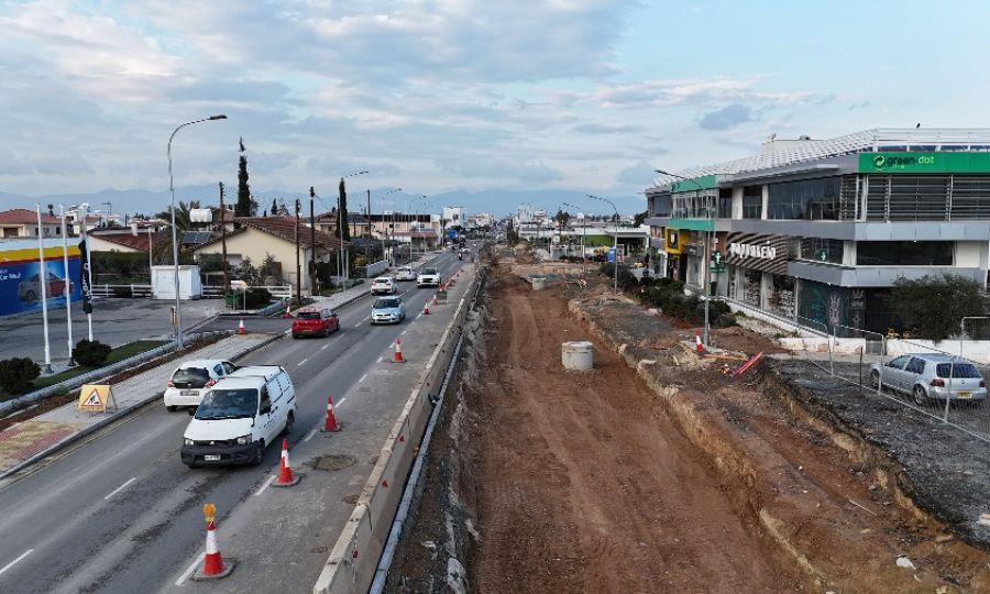 Τροχαίο ατύχημα στην Λεωφόρο Τσερίου-Συγκρούστηκαν λεωφορείο με φορτηγό που μετέφερε λυόμενο σπίτι
