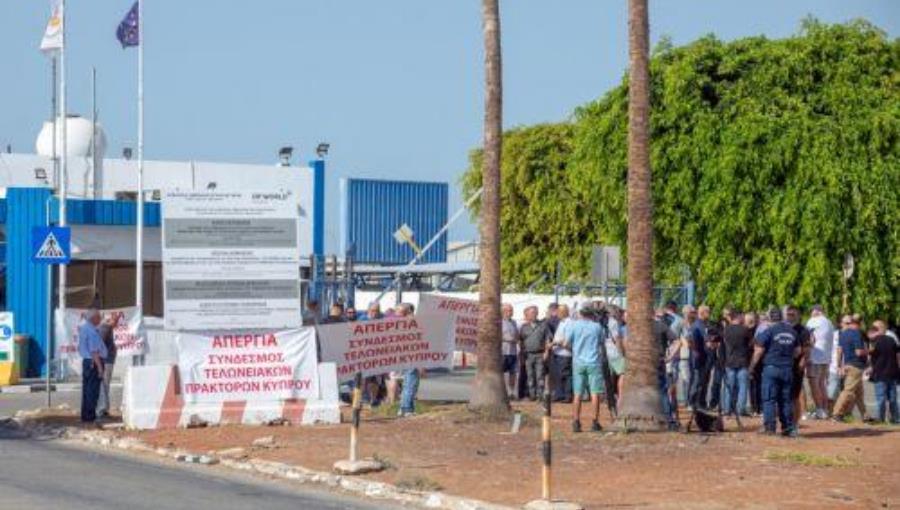 Για διαβουλεύσεις στο ΥΠΟΙΚ οι εκτελωνιστές που απεργούν, ανησυχία εκφράζει η Eurogate