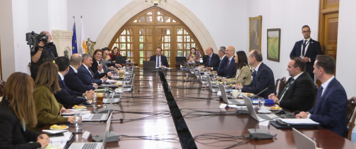 Επιβεβαιώνει ανασχηματισμό, «χαμογελά» με τα περί δυσκολίας εντοπισμού υπουργών ο Πρόεδρος-Πώς απαντά στη σεναριολογία Επιβεβαιώνει ανασχηματισμό, «χαμογελά» με τα περί δυσκολίας εντοπισμού υπουργών ο Πρόεδρος-Πώς απαντά στη σεναριολογία