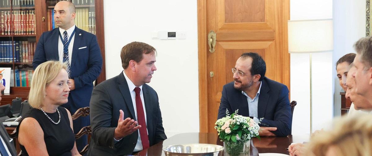 Κάποιοι παραπονέθηκαν στους Αμερικάνους που ανακατεύθηκε το FBI στα οικονομικά σκάνδαλα Κάποιοι παραπονέθηκαν στους Αμερικάνους που ανακατεύθηκε το FBI στα οικονομικά σκάνδαλα