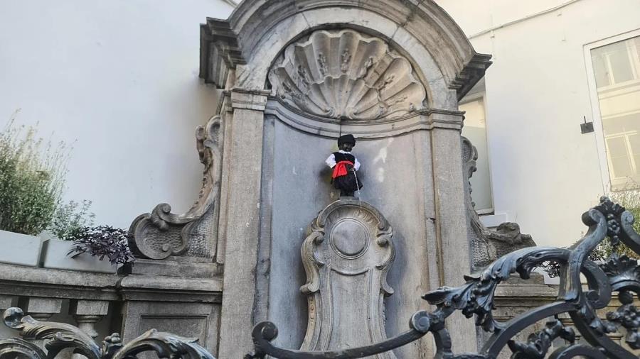 Ειδική τελετή στις Βρυξέλλες για την επέτειο της ανεξαρτησίας της Κύπρου-Το Manneken Pis ντύθηκε με κυπριακή βράκα