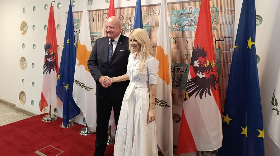 Την ανάγκη ευρωπαϊκής αλληλεγγύης για το μεταναστευτικό επεσήμανε η Α. Δημητρίου στον Κρίστιαν Στόκερ Την ανάγκη ευρωπαϊκής αλληλεγγύης για το μεταναστευτικό επεσήμανε η Α. Δημητρίου στον Κρίστιαν Στόκερ