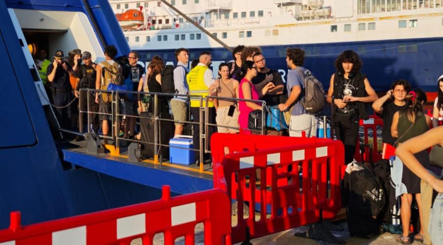 Άναψαν τα αίματα στον Πειραιά-Επιβάτες εμπόδισαν τον απόπλου πλοίου όταν τους απαγορεύτηκε η επιβίβαση Άναψαν τα αίματα στον Πειραιά-Επιβάτες εμπόδισαν τον απόπλου πλοίου όταν τους απαγορεύτηκε η επιβίβαση