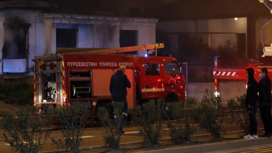 Έκαψε για διαμαρτυρία την πρόχειρη κατασκευή που διέμενε και τα οχήματα 45χρονος στη Λάρνακα-Παραδέχθηκε τον εμπρησμό