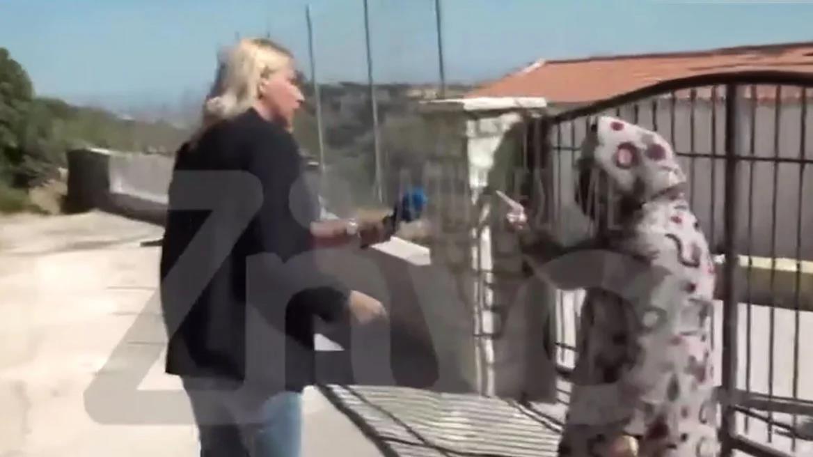 Επιτέθηκε σε δημοσιογράφους η 62χρονη που έθαψε την μητέρα της στην Βοιωτία
