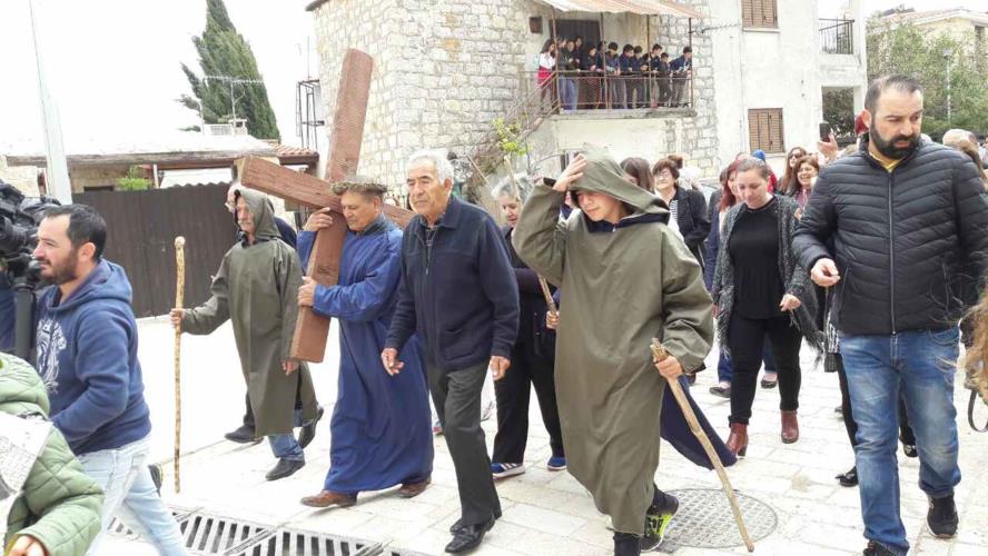 Πλήθος πιστών ντόπιοι και ξένοι συγκεντρώθηκαν τη Μεγάλη Παρασκευή ημέρα απόλυτου πένθους για όλη την χριστιανοσύνη στην ορεινή κοινότητα του Κάθηκα για αναπαράσταση της μεταφοράς του Τιμίου Σταυρού.